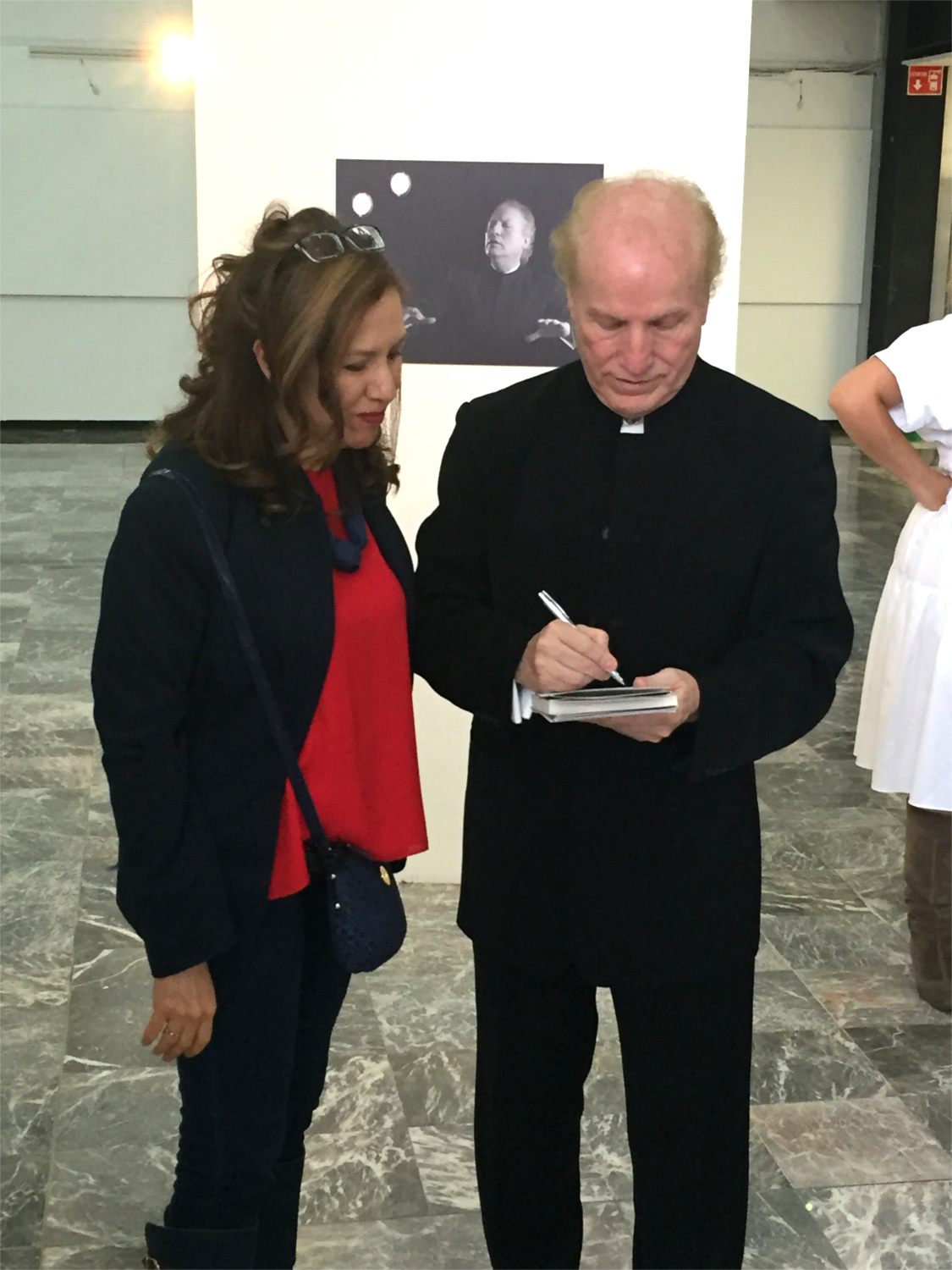 Director Arturo Diemecke firmando autógrafo a la Arq. Ortíz