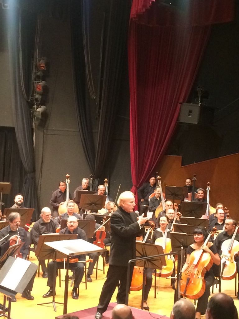 Director Arturo Diemecke y orquesta