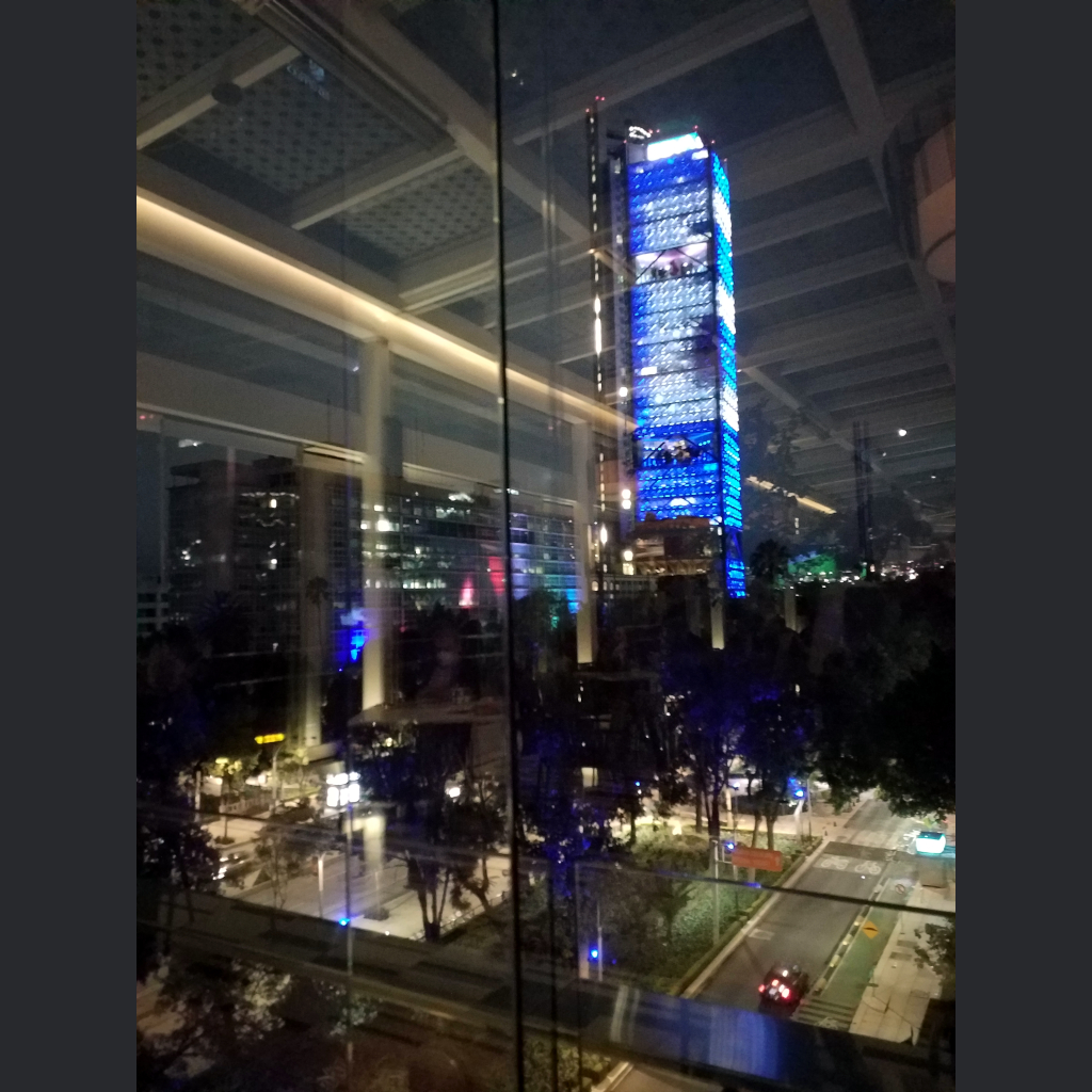 El juego de luces nocturnas de la Torre BBVA Bancomer