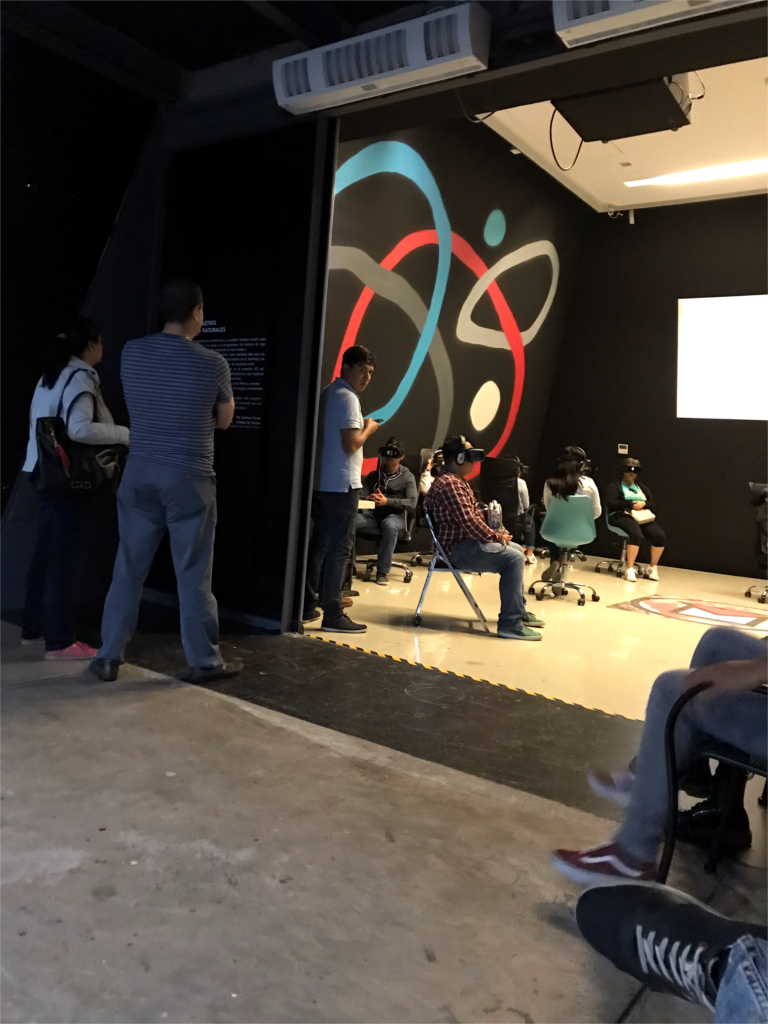 Sala con estaciones para visualizar documental en realidad virtual