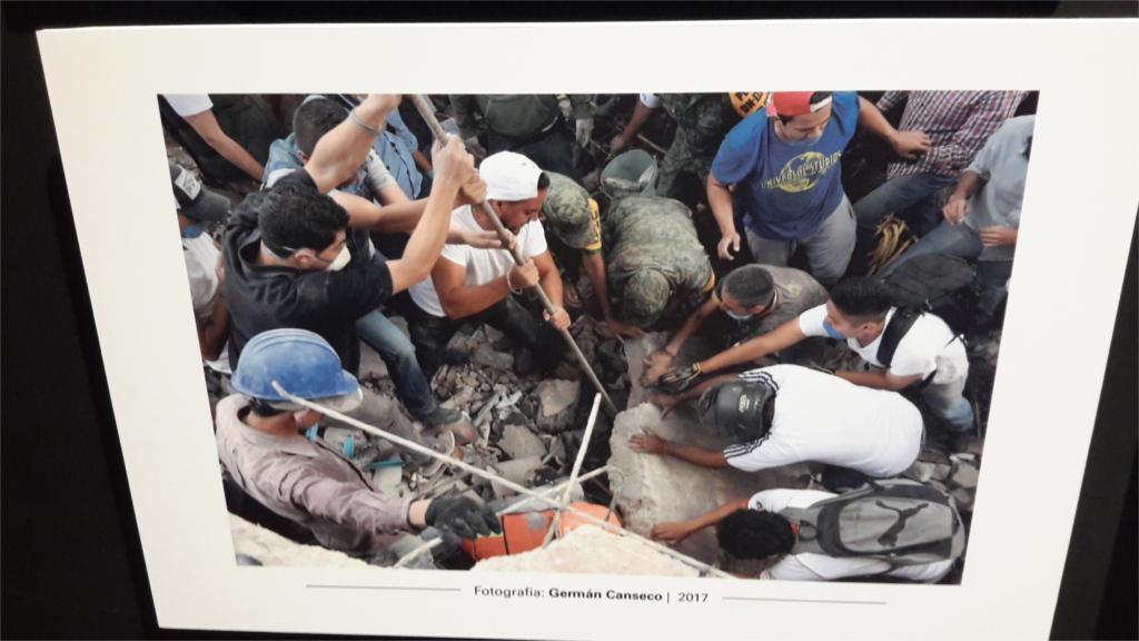 Voluntarios levantando escombros