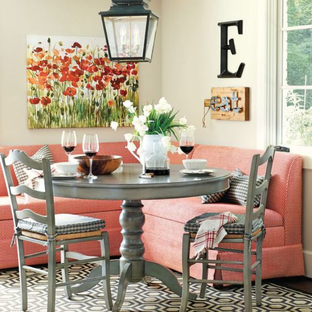 Comedor con asientos de color living coral