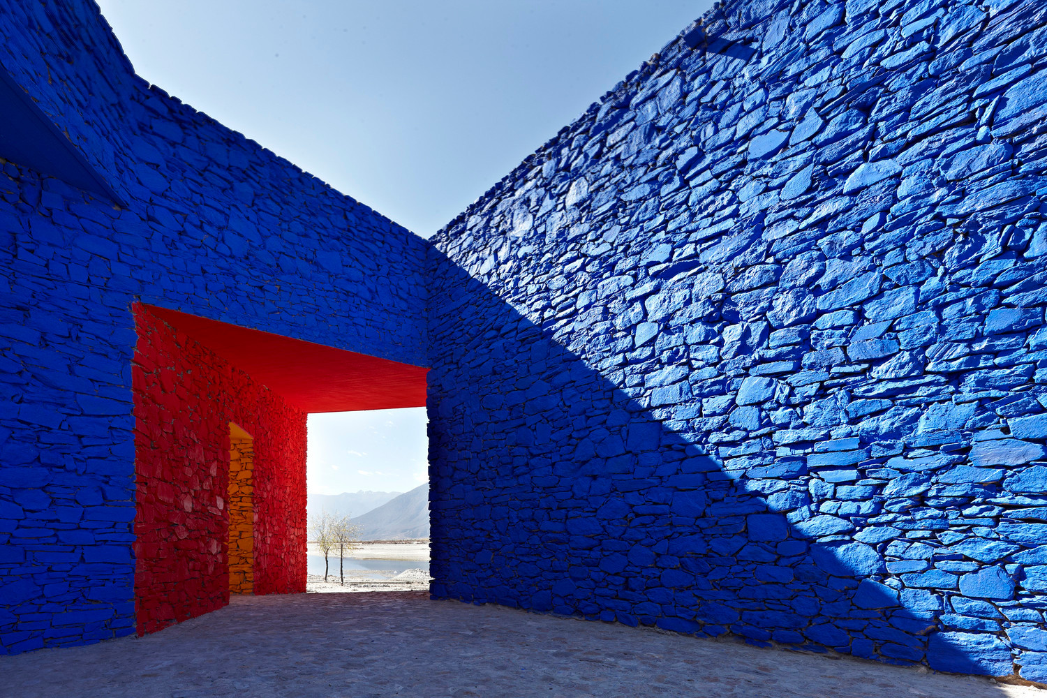 Proyecto Arquitectónico que utiliza el color Pantone 2020 Classic Blue