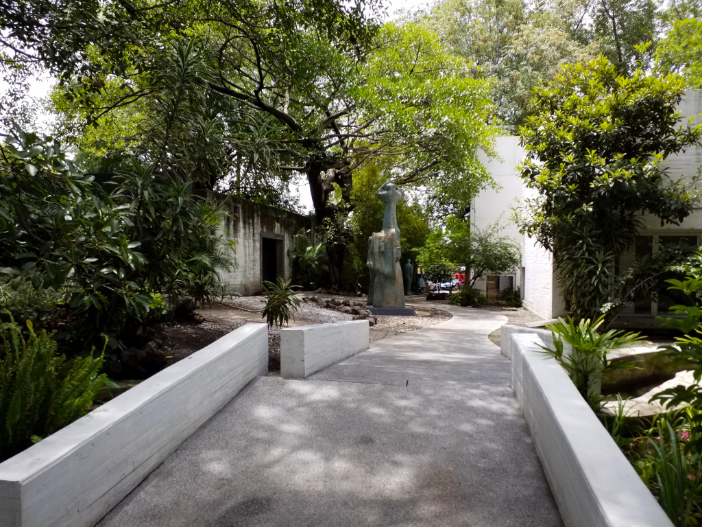 Jardín espacio escultorico con obras de Juan Soriano