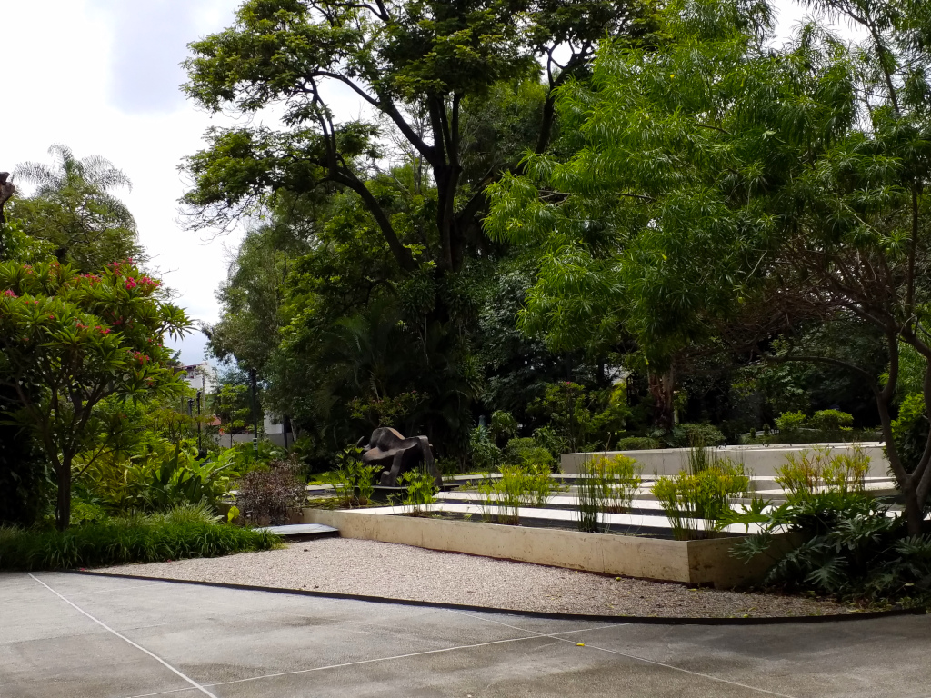 Jardín espacio escultorico con obras de Juan Soriano