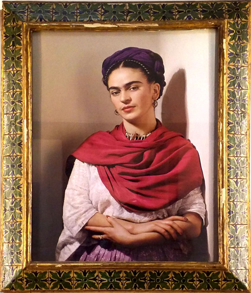 Pintura Frida con rebozo magenta