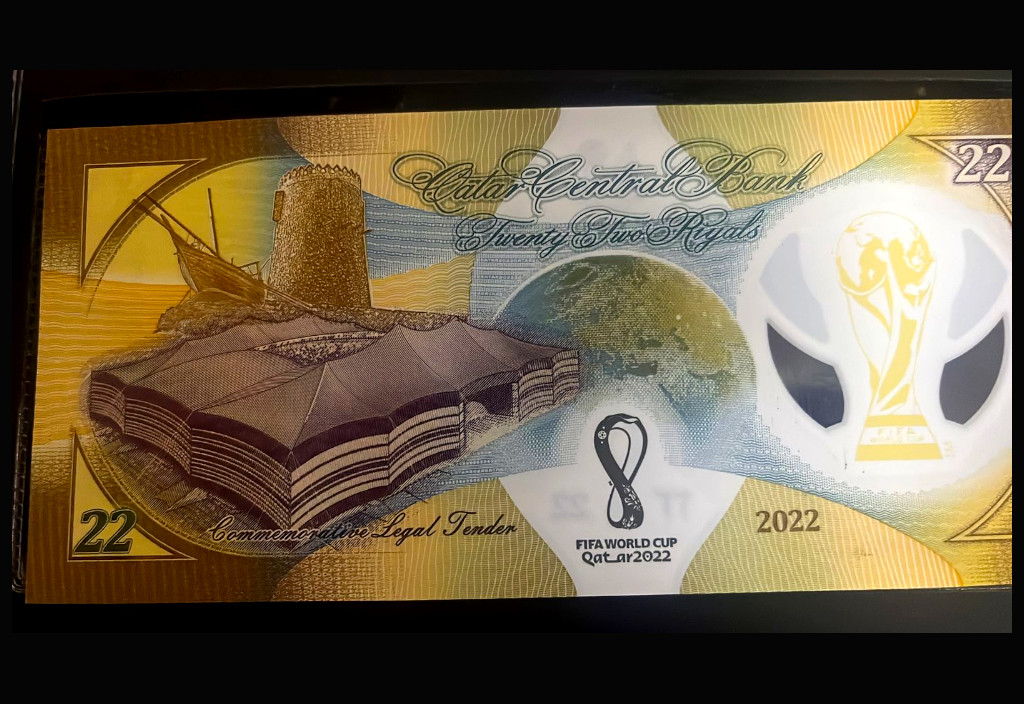 Fotografía de un billete conmemorativo Mundial Qatar 2022