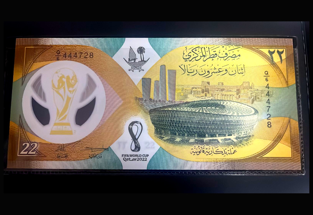 Fotografía de un billete conmemorativo Mundial Qatar 2022