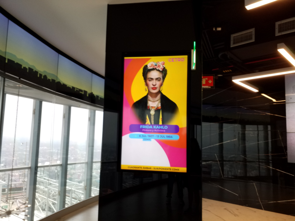 Pantalla muestra a Frida Kahlo y el nombre del cuadrante