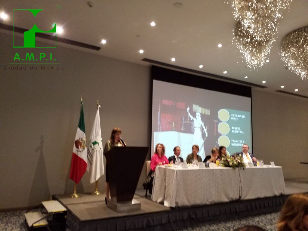 Mtra. Benita Hernandez Cerón exponiendo en Desayuno AMPI