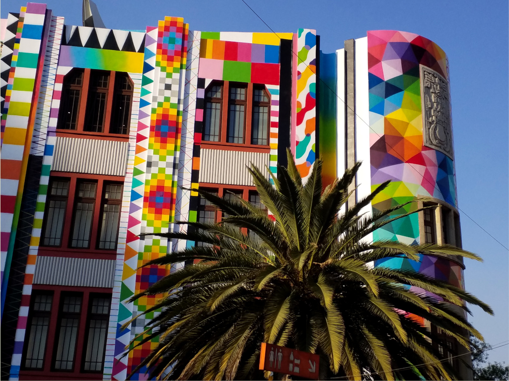 Palmera frente a la fachada del Fronton México