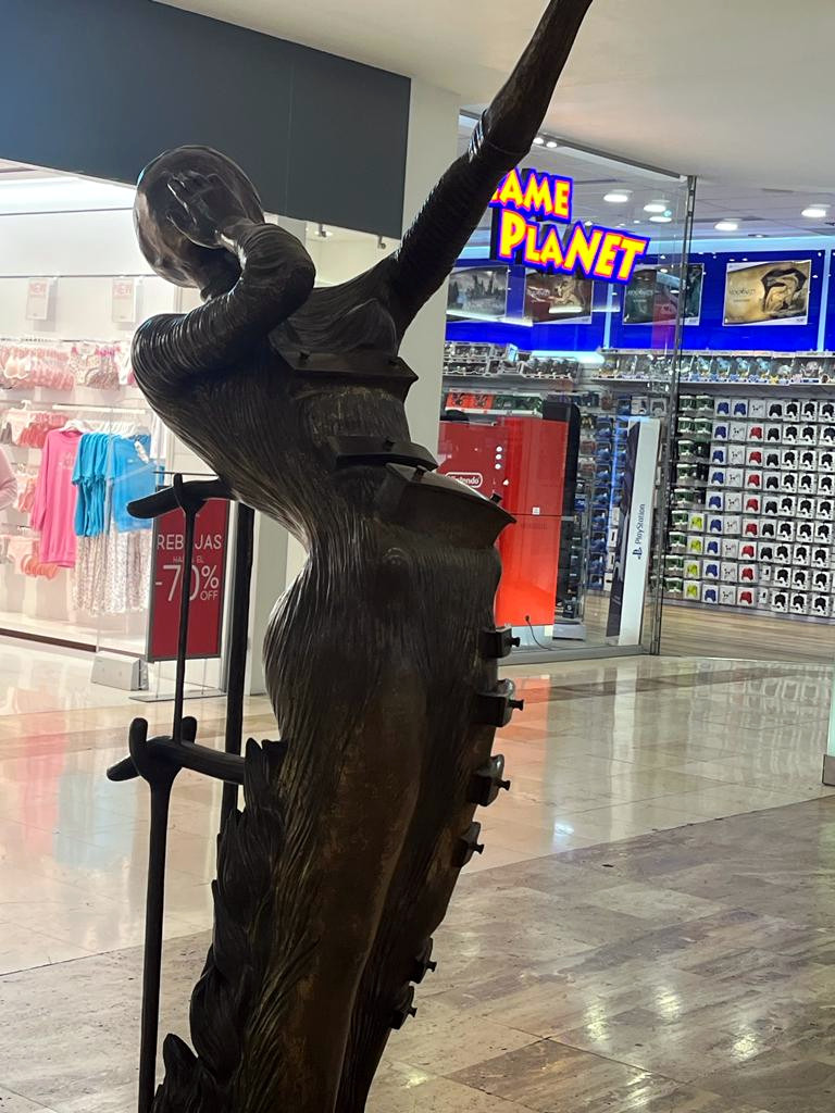 Escultura Mujer en llamas de Dalí