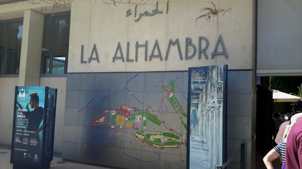 Ingreso a La Alhambra con mapa de ubicación.