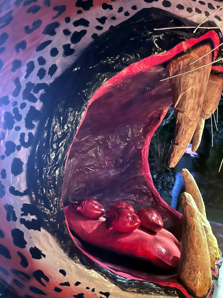 Cabeza de jaguar con corazones humanos