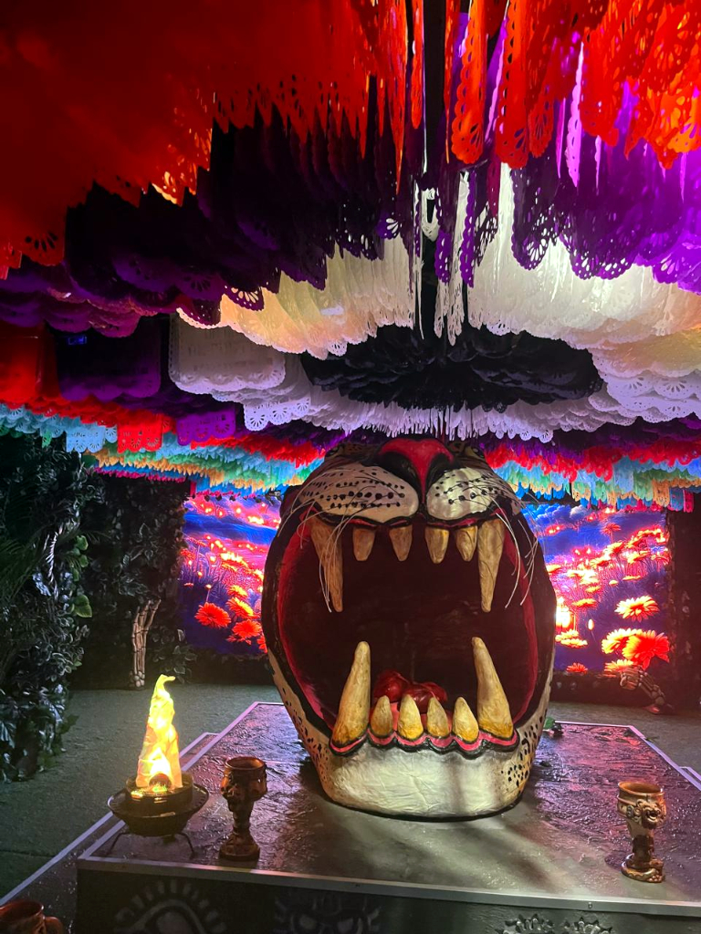 Escenario con cabeza de jaguar