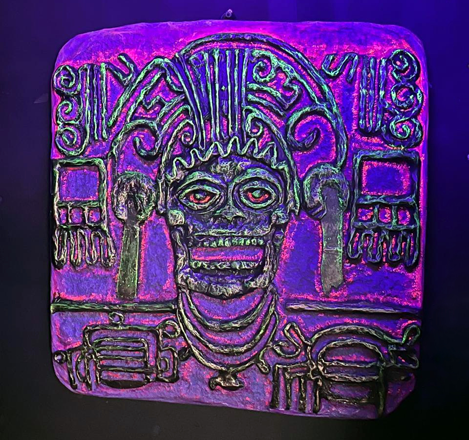 Piedra con cabeza azteca