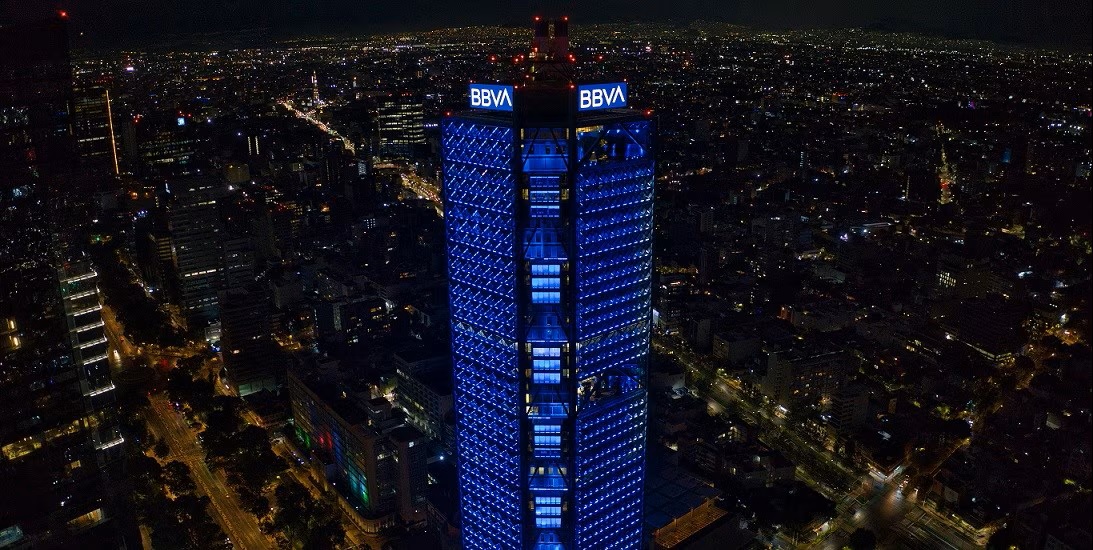 Torre BBVA Bancomer en la noche
