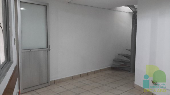Oficina en planta baja vista hacia escaleras