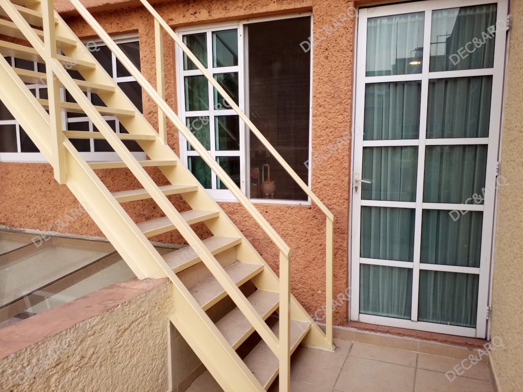 Escalera en la terraza