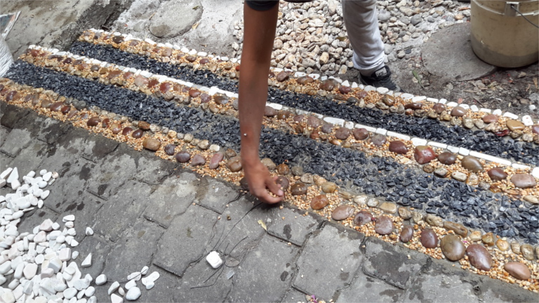 Trabajando la colocación de piedras en el jardín