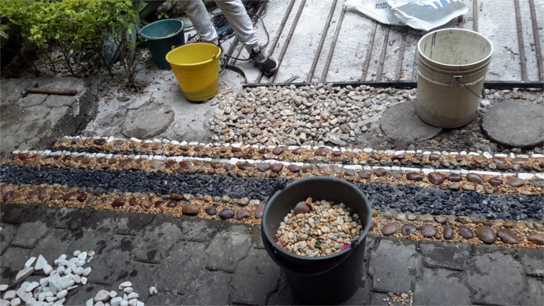 Trabajando la colocación de piedras en el jardín