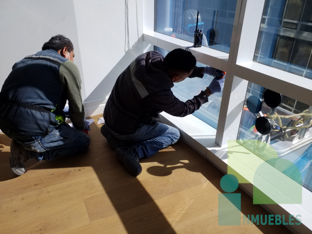 Trabajadores cambiando vidrio de la ventana