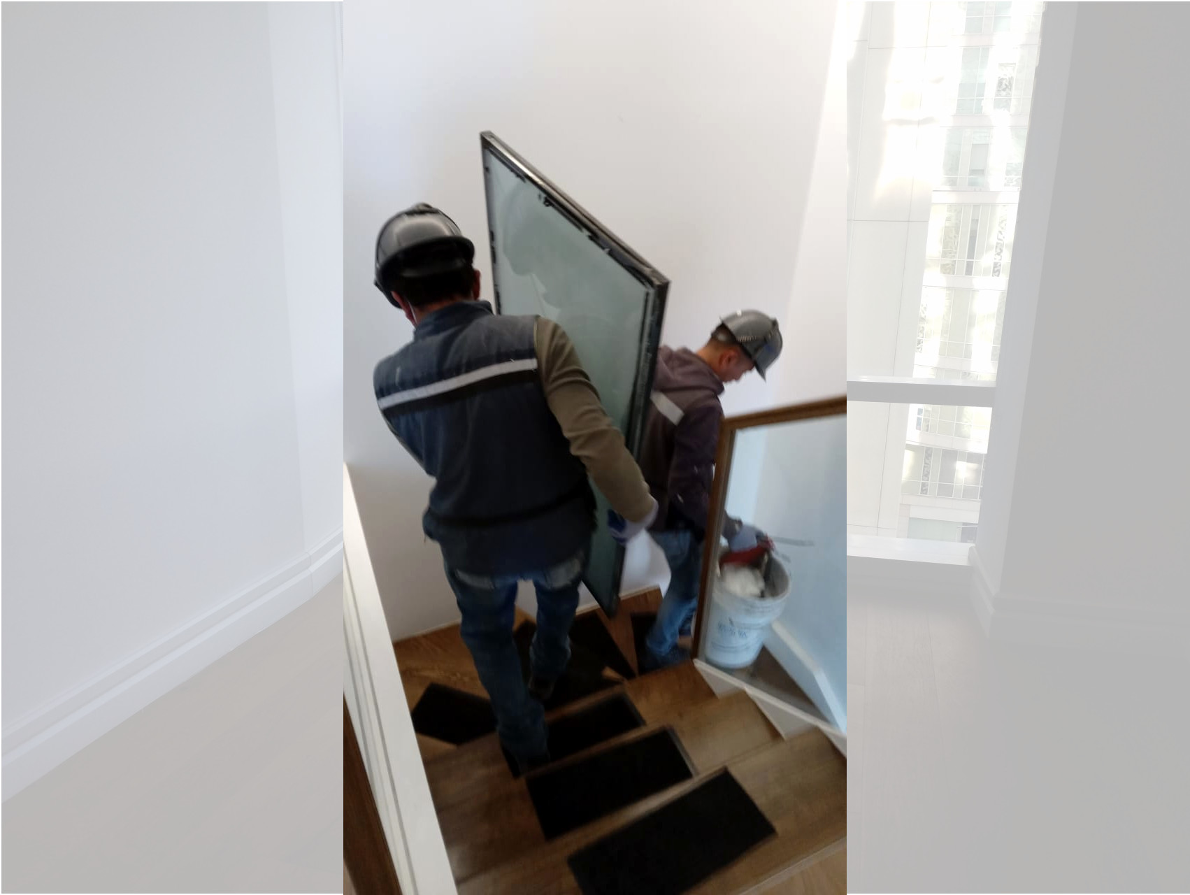 Trabajadores transportando el vidrio de la ventana