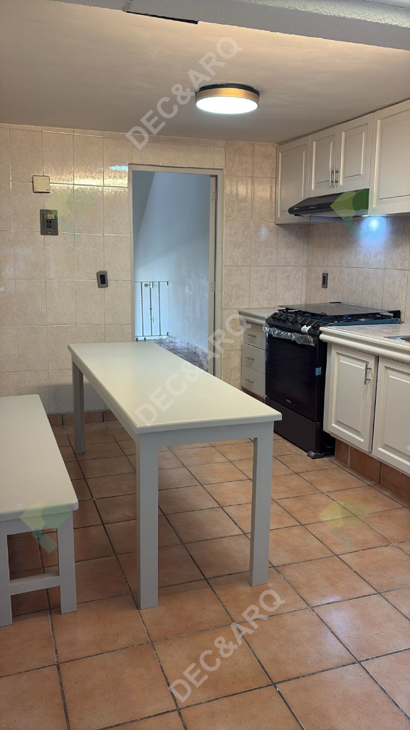 Cocina con muebles de color blanco