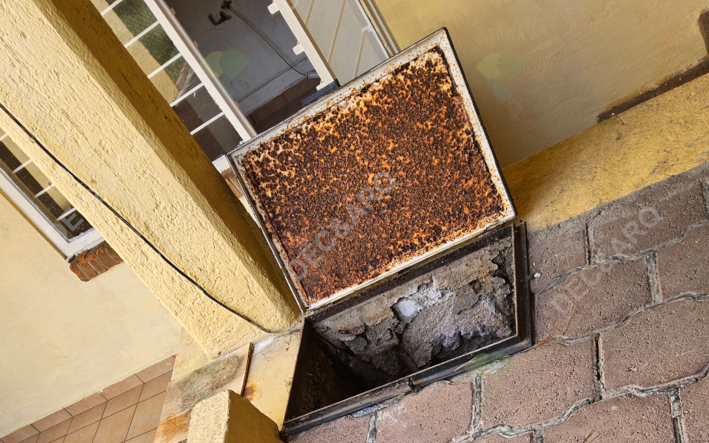 Tapa oxidada del registro del agua