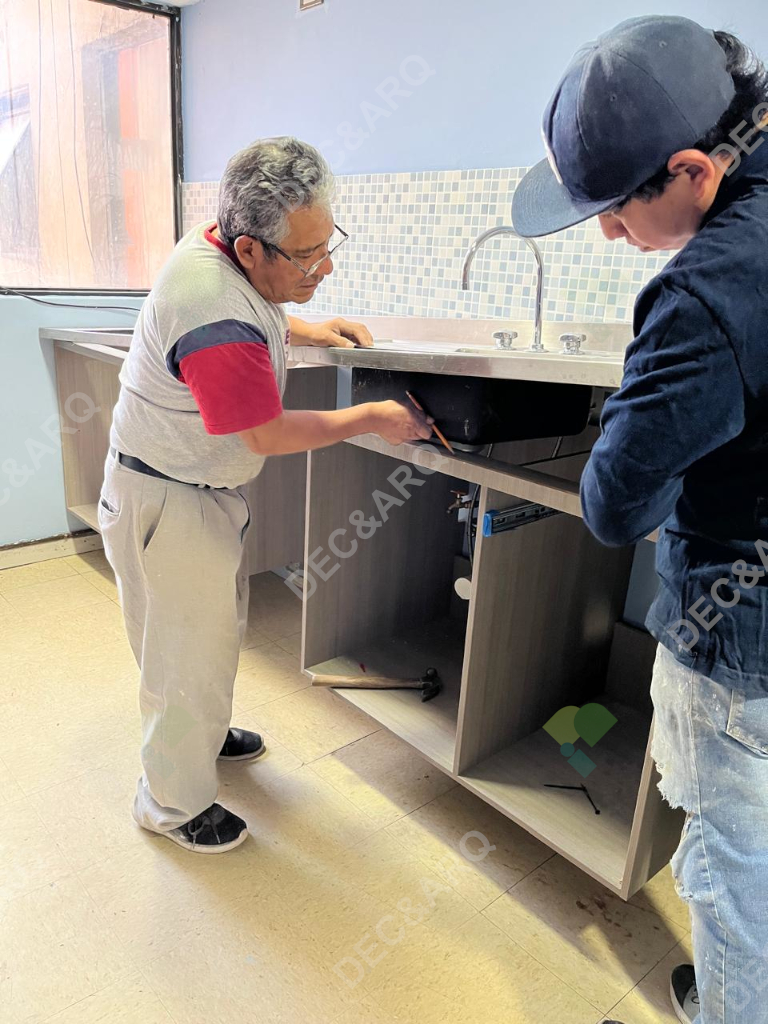 Carpinteros instalando una nueva cocina