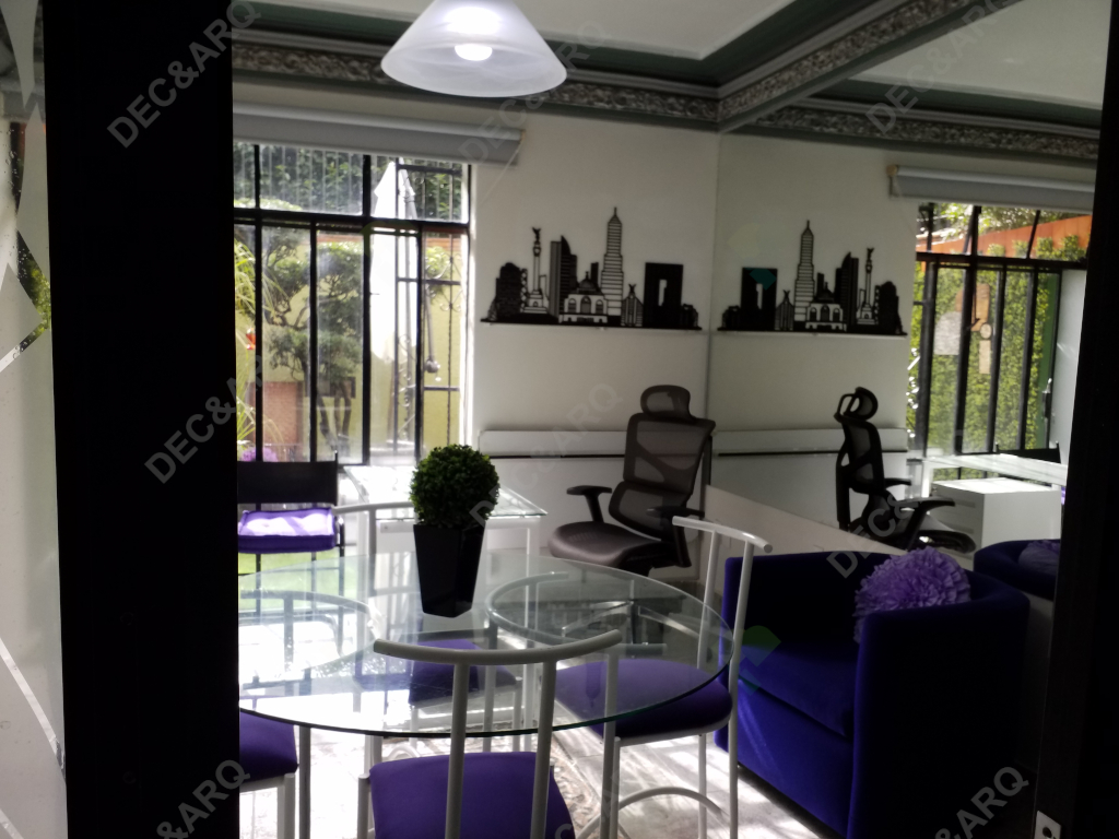 Oficina con plantas y detalles morados