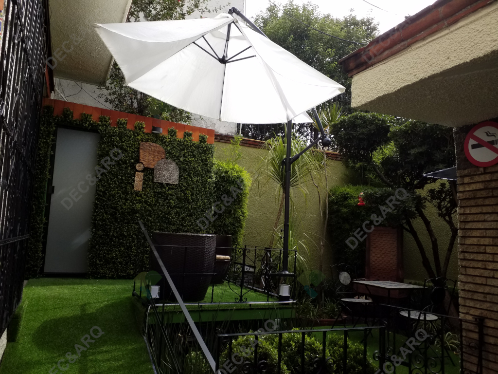 Áreas verdes con mesas de jardín